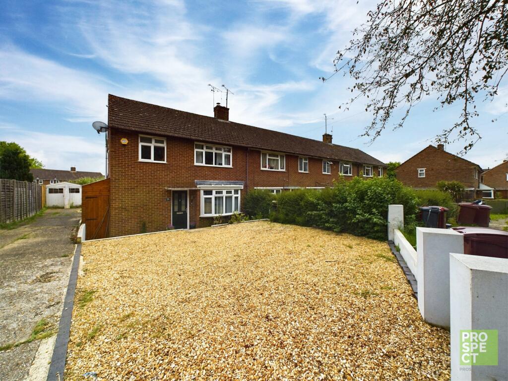 3 bedroom end of terrace house for sale in Gainsborough Road, Reading