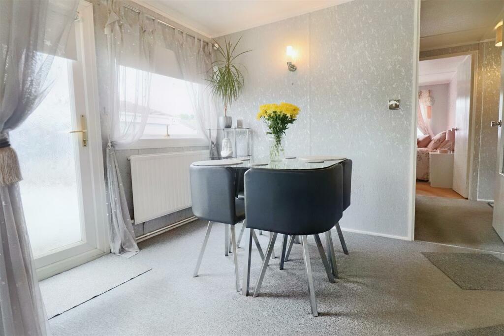 2 bedroom mobile home for sale in Highgrove Close, Lowestoft, NR32