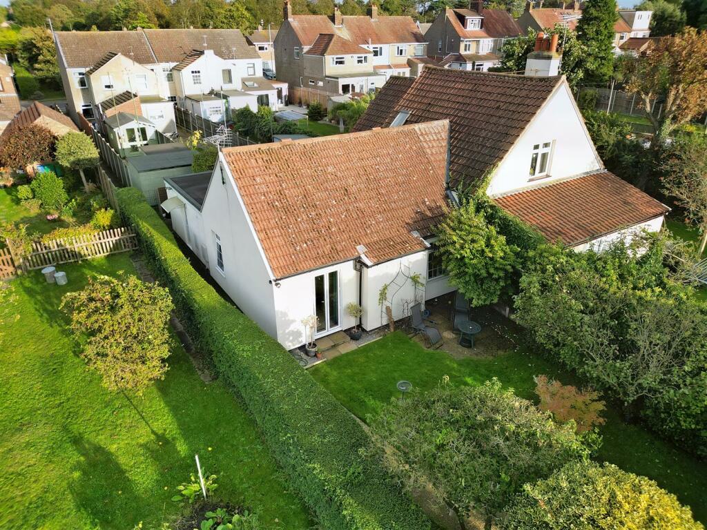 2 bedroom semidetached bungalow for sale in The Avenue, Lowestoft, NR33