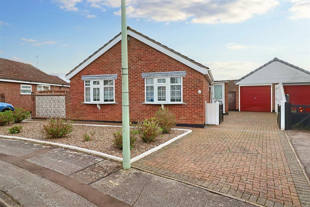 2 bedroom detached bungalow for sale in Elmdale Drive, Carlton Colville