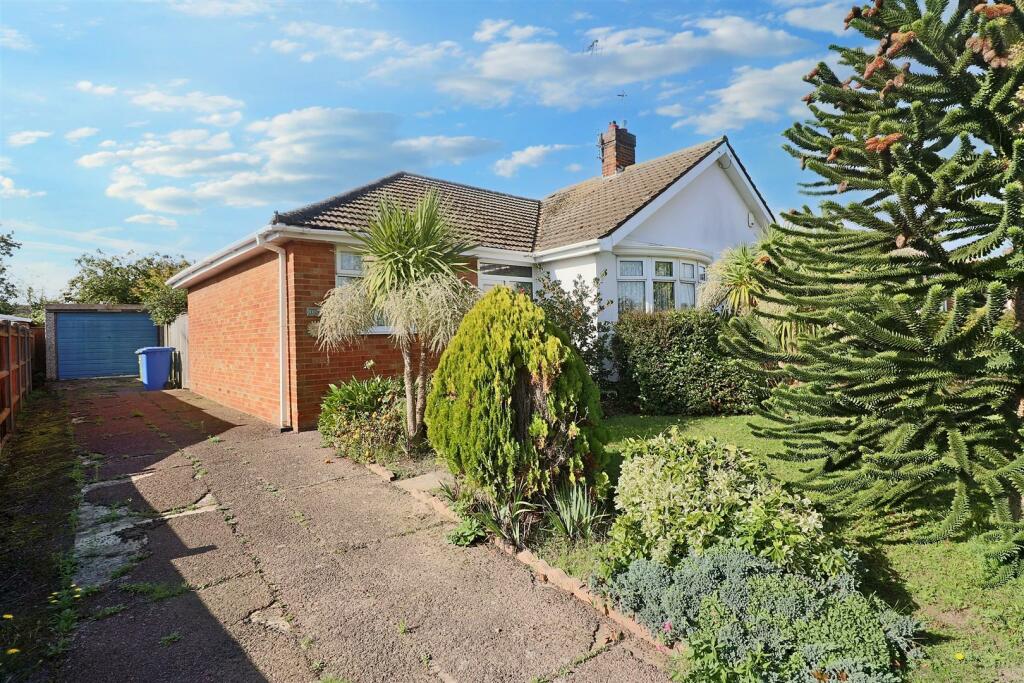 2 bedroom semidetached bungalow for sale in Higher Drive, Lowestoft, NR32