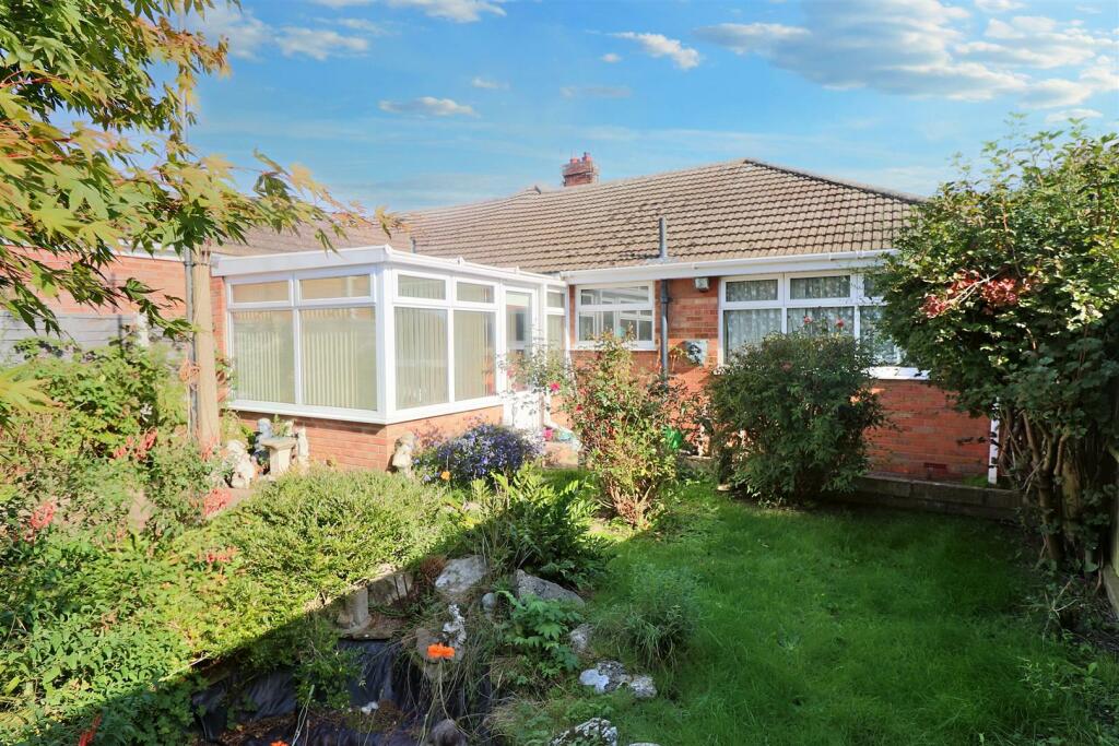2 bedroom semidetached bungalow for sale in Higher Drive, Lowestoft, NR32