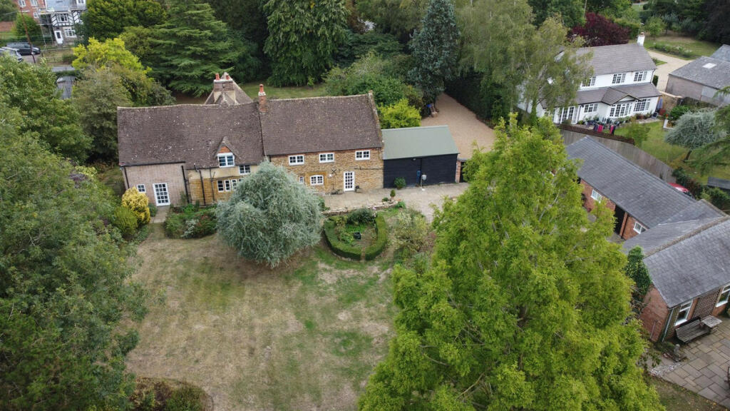 4 bedroom detached house for sale in Rugby Road Rugby, Warwickshire