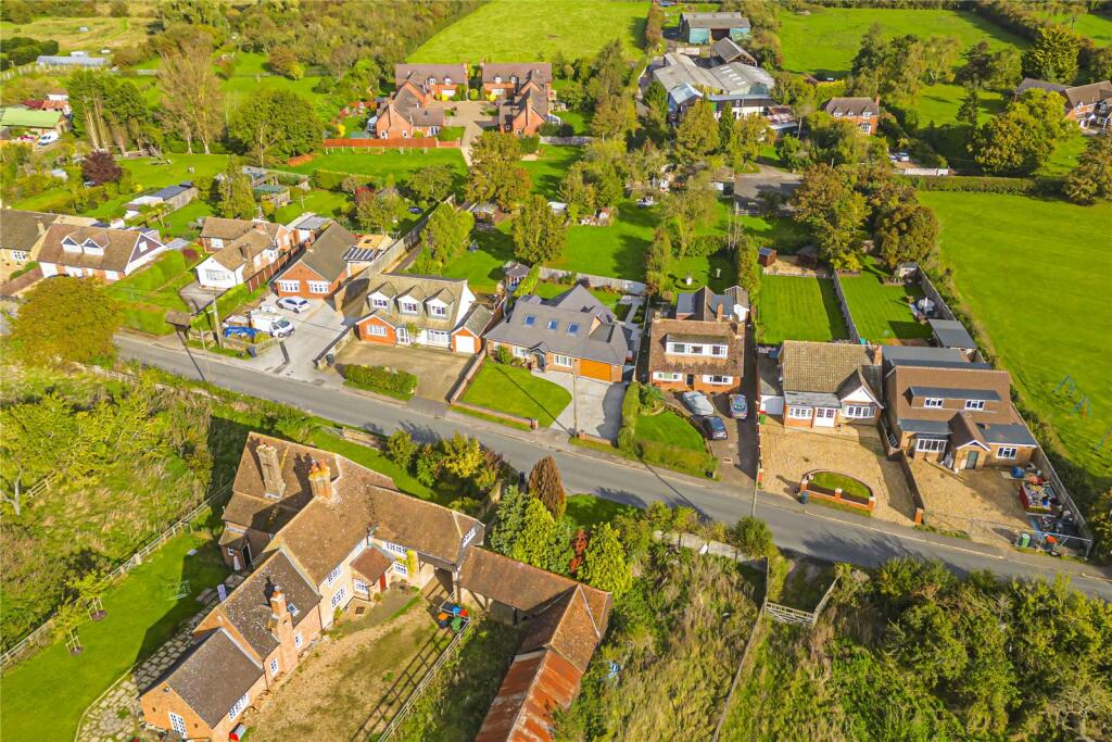 4 bedroom bungalow for sale in The Rye, Eaton Bray, Central Bedfordshire, LU6