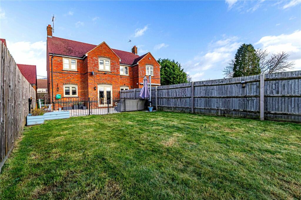 3 bedroom semidetached house for sale in Park Lane, Eaton Bray, LU6