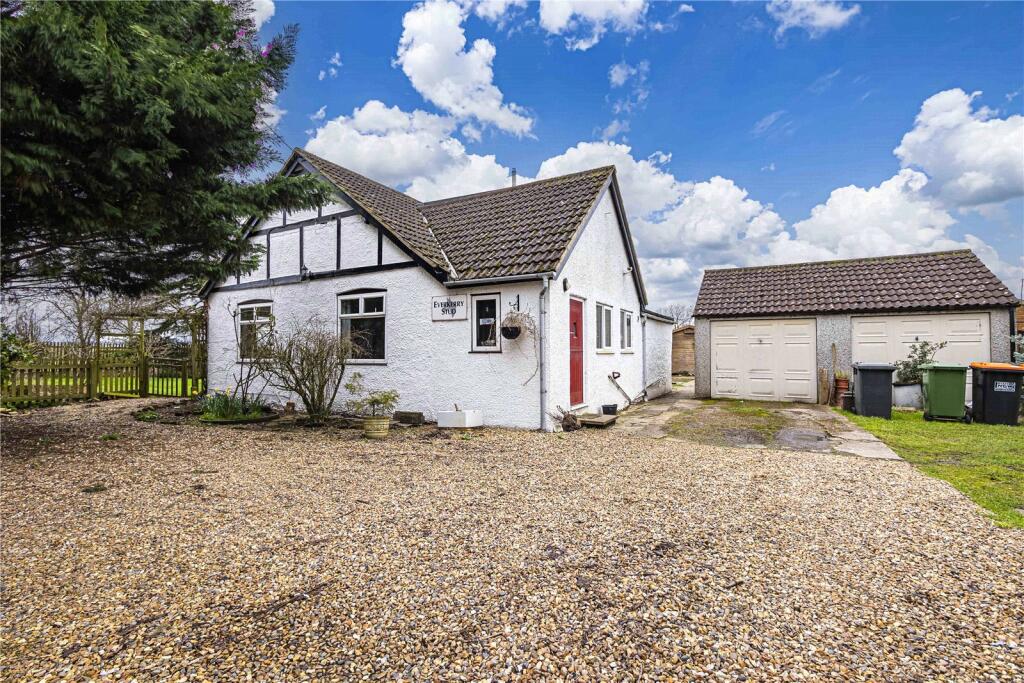 3 bedroom detached house for sale in Station Road, Stanbridge, Central