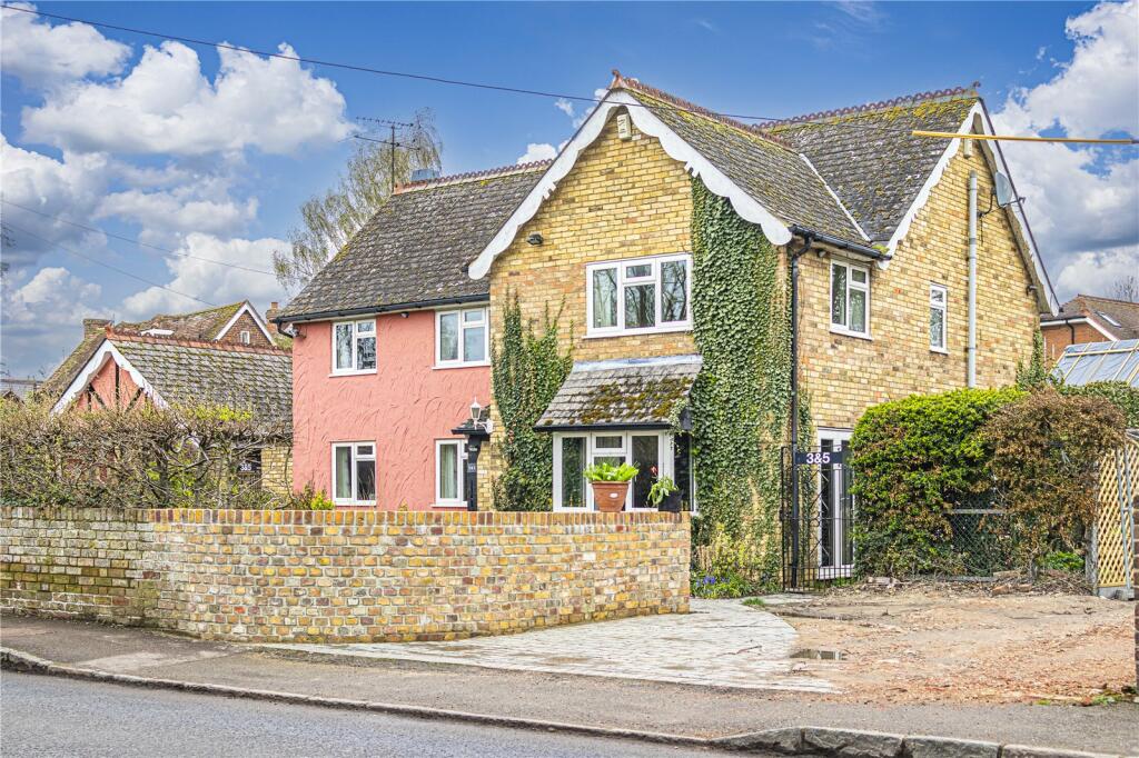 4 bedroom detached house for sale in High Street, Eaton Bray, Central