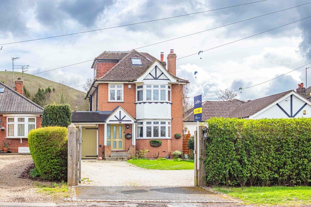 4 bedroom detached house for sale in Tring Road, Dunstable, LU6
