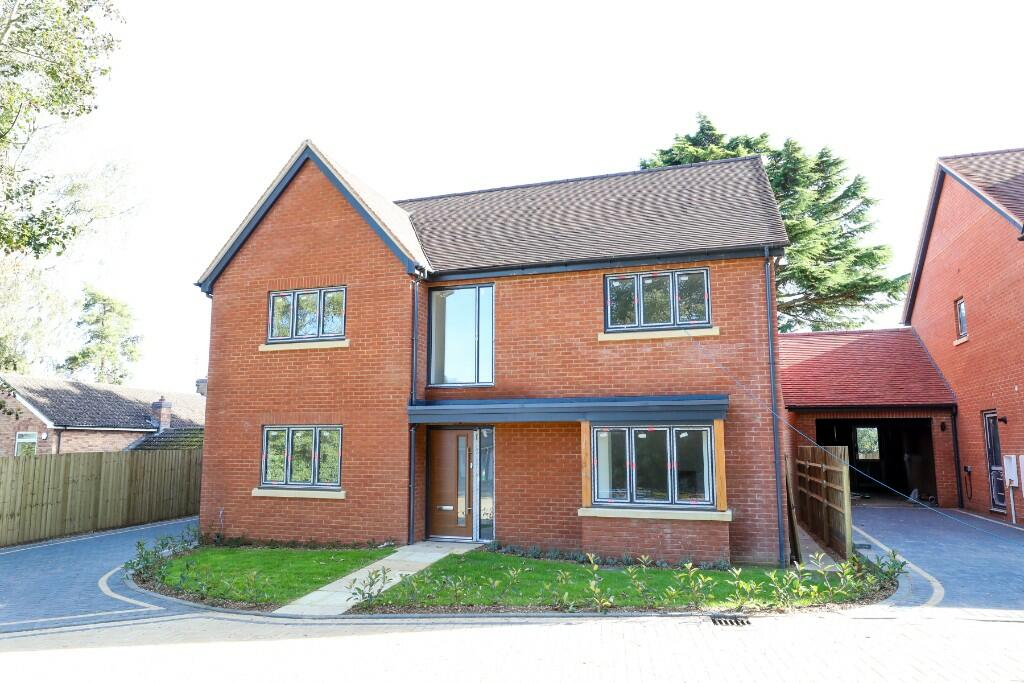 5 bedroom detached house for sale in Astbury Close Daventry Northants, NN11