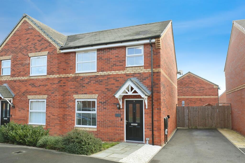 3 bedroom semidetached house for sale in Lysander Way, Southam, CV47