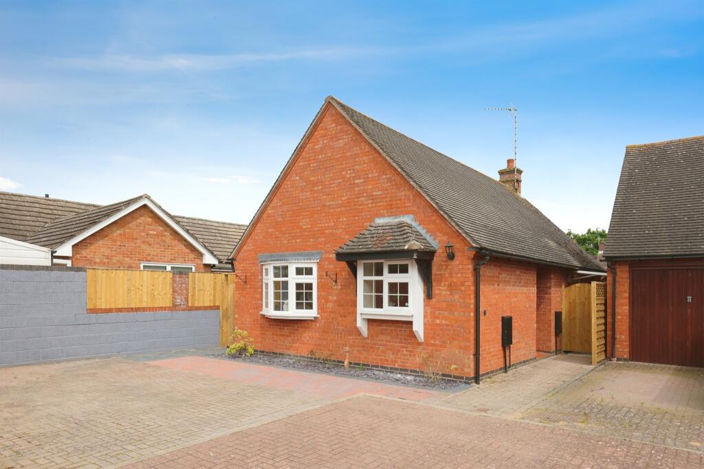 2 bedroom semidetached house for sale in Red Lion Close, Southam, CV47