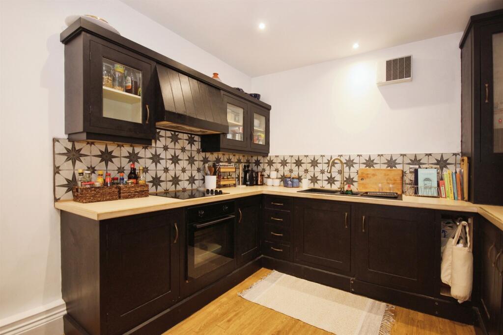 Additional property image - Neville Court, Jury Street, Warwick