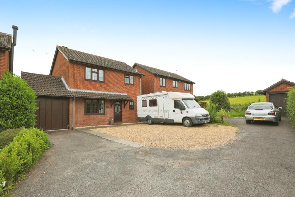 3 bedroom detached house for sale in Bosley Close, ShipstonOnStour, CV36
