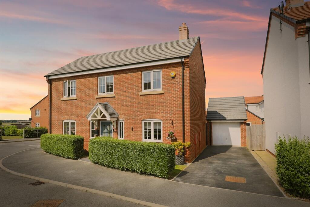 Main image of property: Horseshoe Crescent, Wellesbourne, Warwick
