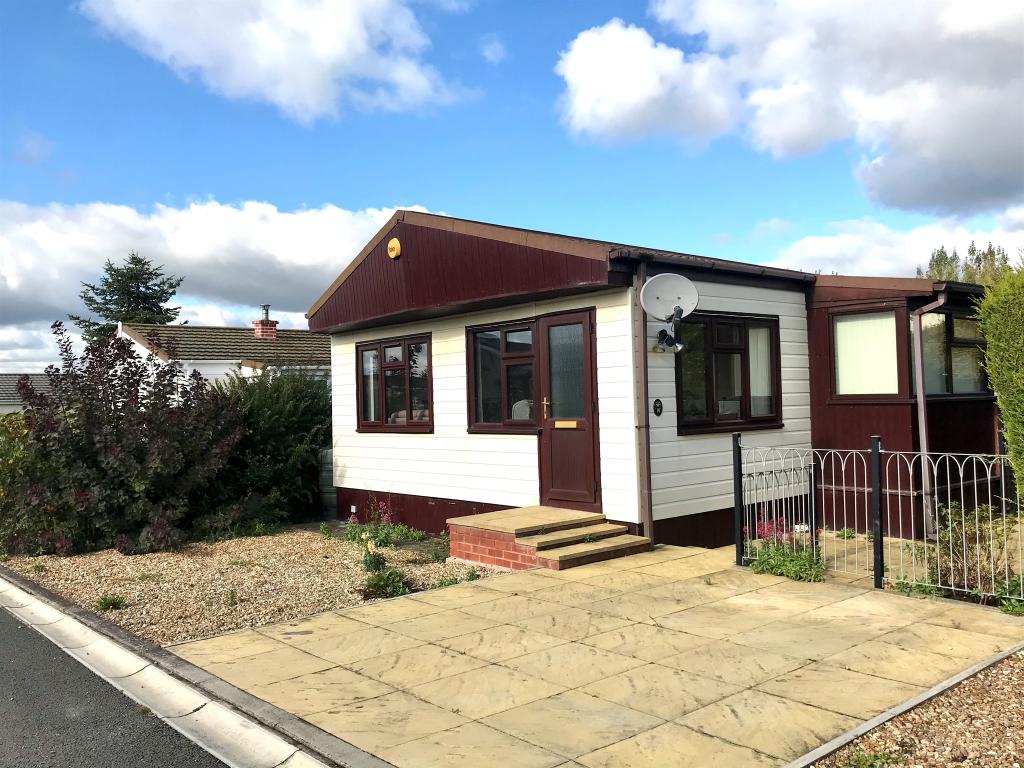 Park home for sale in Spinney Close, Redlands Park, Lighthorne, WARWICK