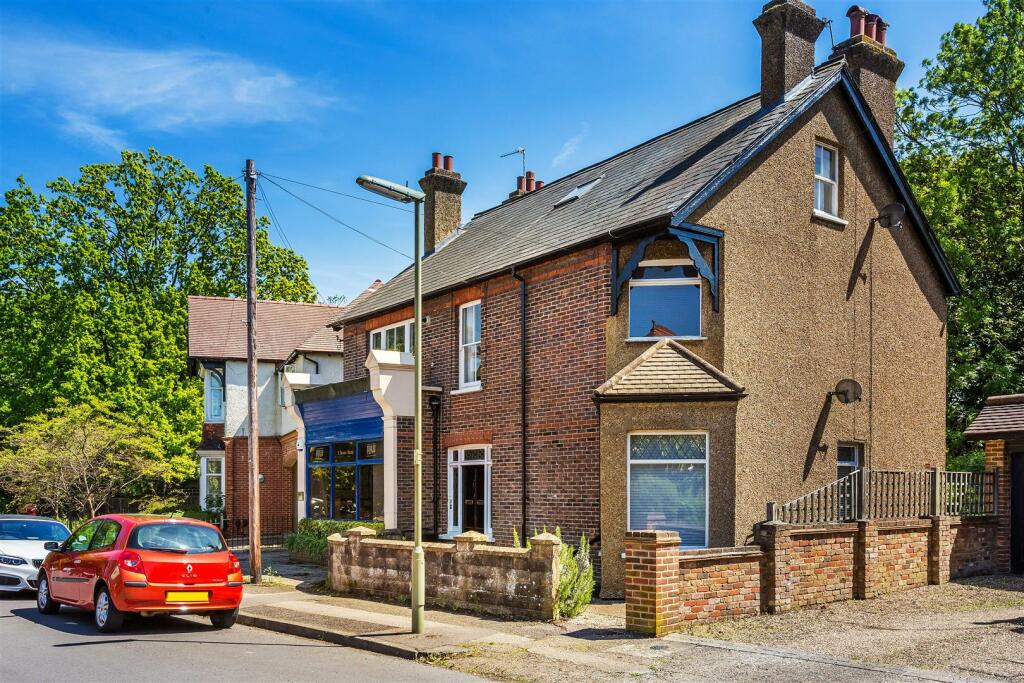 2 bedroom apartment for sale in Tower Road, Tadworth, KT20