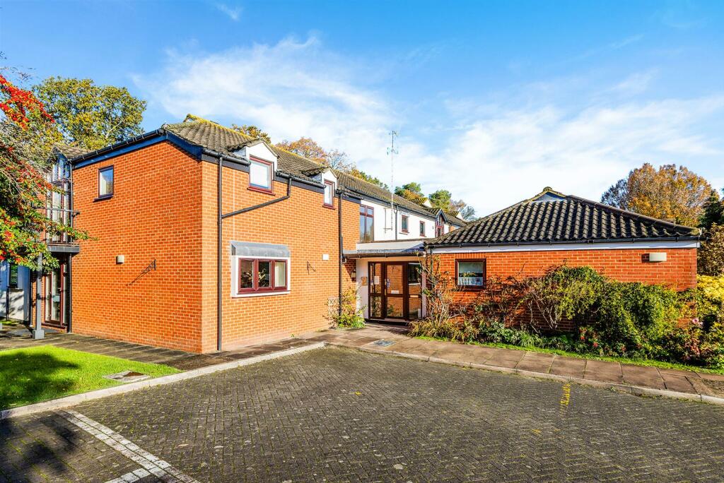 2 bedroom apartment for sale in Chapel Road, Tadworth, KT20