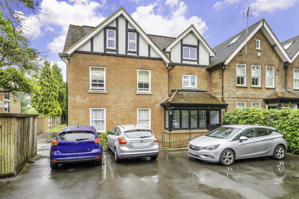 2 bedroom flat for sale in 2 The Avenue, Tadworth, KT20
