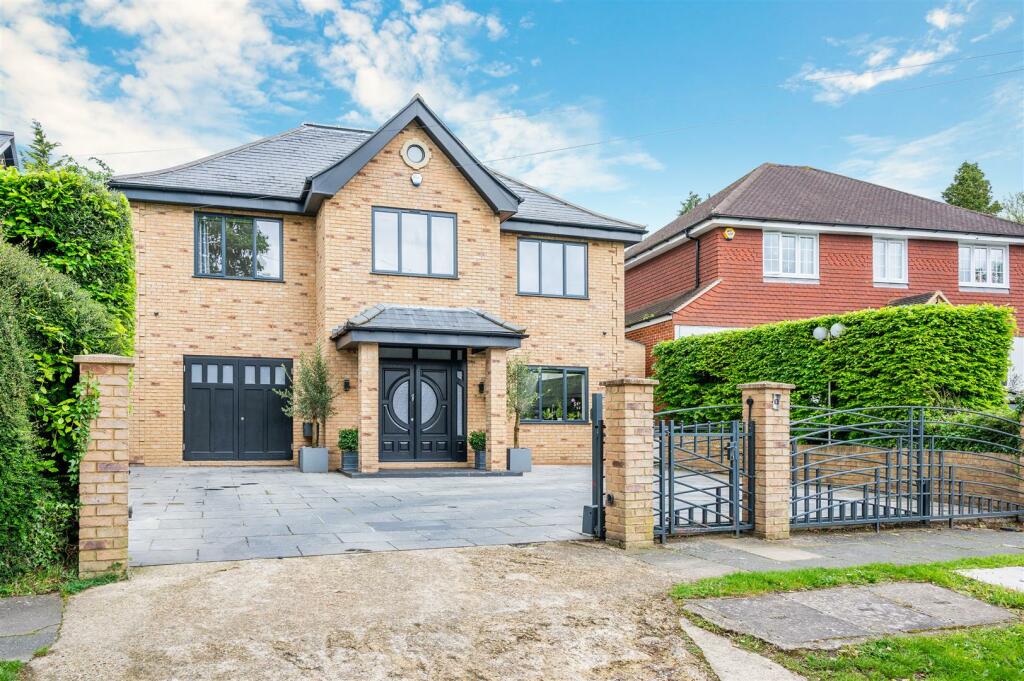 5 bedroom mews property for sale in Green Curve, Banstead, SM7