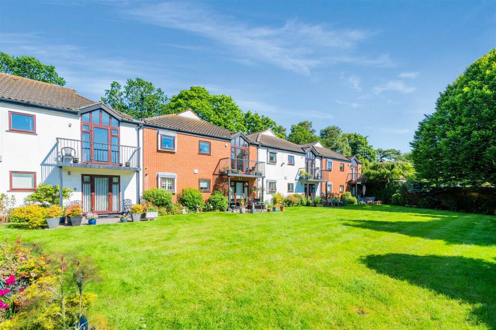 1 bedroom flat for sale in Chapel Road, Tadworth, KT20