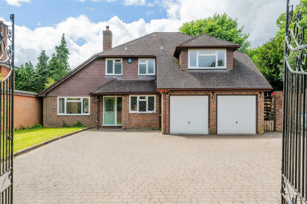 4 bedroom detached house for sale in Dorking Road, Tadworth, KT20