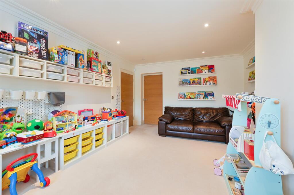 Additional property image - High Oaks Close, Coulsdon