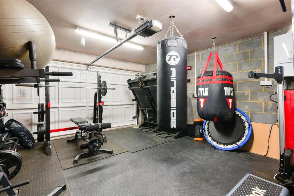 Additional property image - High Oaks Close, Coulsdon