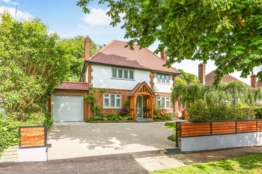 Main image of property: Green Curve, Banstead