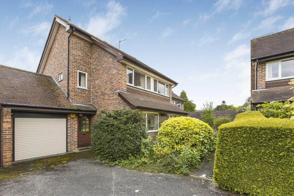 4 bedroom detached house for sale in Maple Court, Goring on Thames, RG8