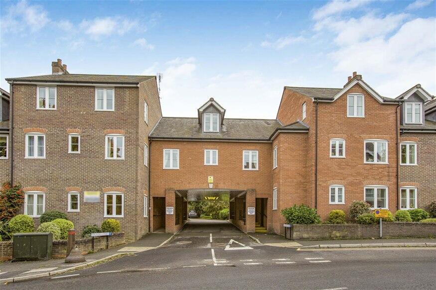 2 bedroom flat for sale in Southdown Road, Harpenden, AL5
