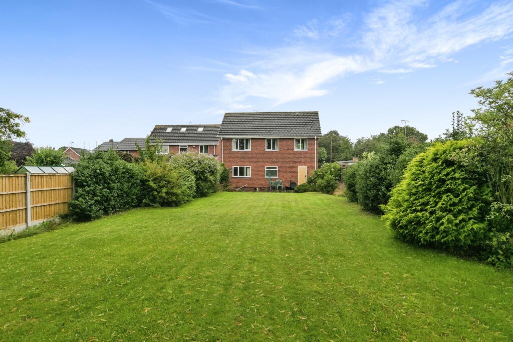 3 bedroom detached house for sale in Yew Tree Court, Gresford, Wrexham