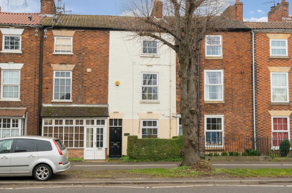 3 bedroom terraced house for sale in North Parade, Grantham