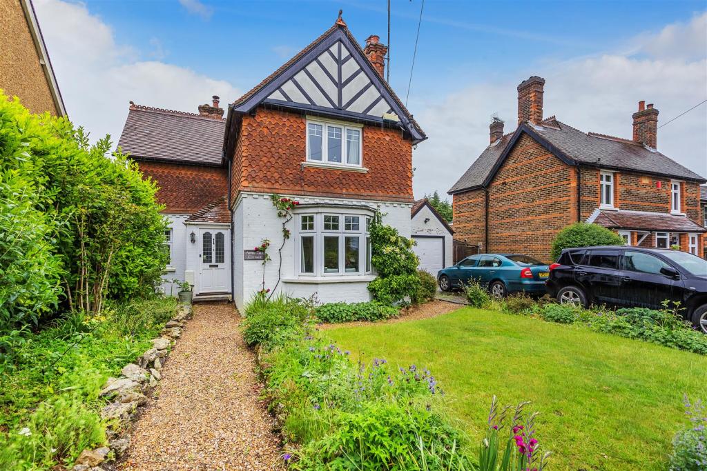 3 bedroom detached house for sale in Nunappleton Way, Hurst Green