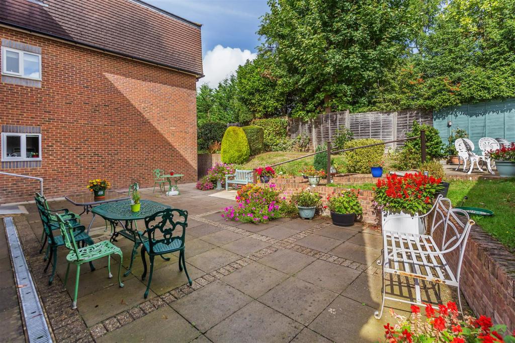 1 bedroom retirement property for sale in Beatrice Road, Oxted, RH8