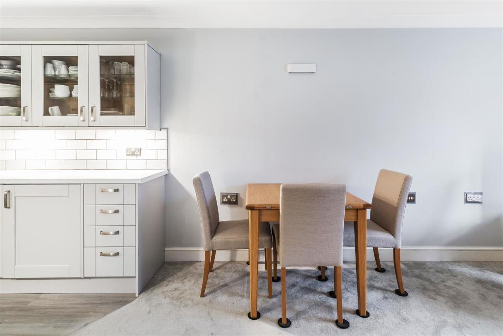 1 bedroom retirement property for sale in Beatrice Road, Oxted, RH8