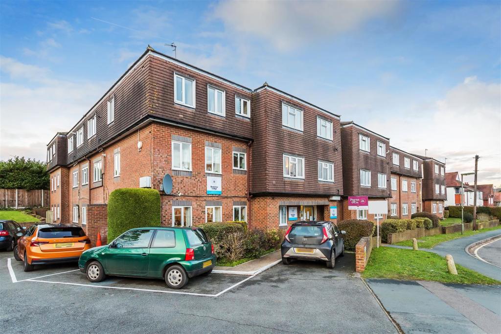 1 bedroom retirement property for sale in Beatrice Road, Oxted, RH8