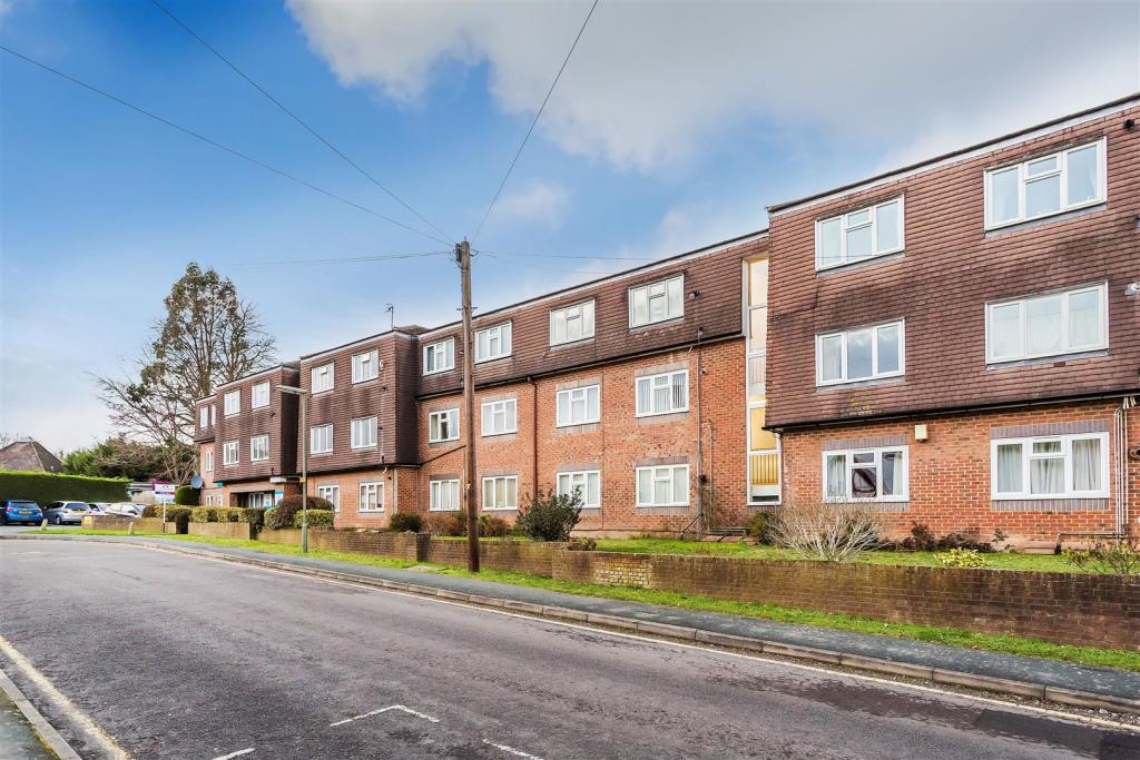 1 bedroom retirement property for sale in Beatrice Road, Oxted, RH8