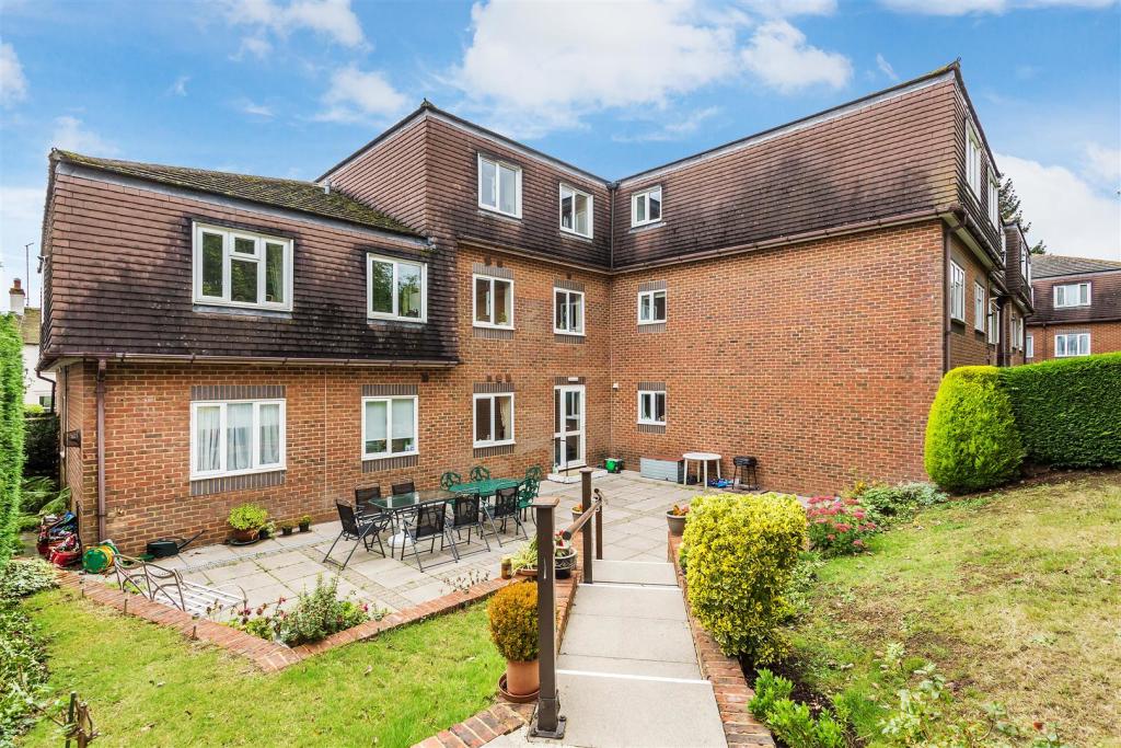 1 bedroom retirement property for sale in Beatrice Road, Oxted, RH8