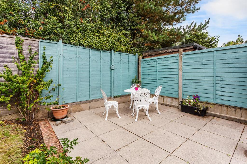 1 bedroom retirement property for sale in Beatrice Road, Oxted, RH8