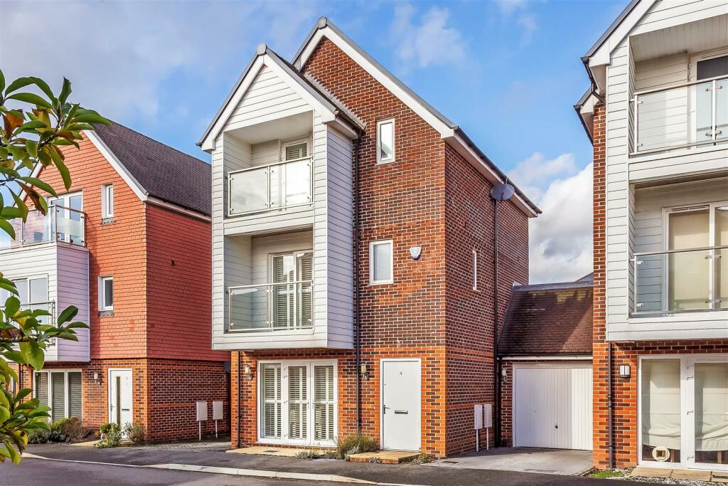 4 bedroom link detached house for sale in Williams Road, Hurst Green, RH8