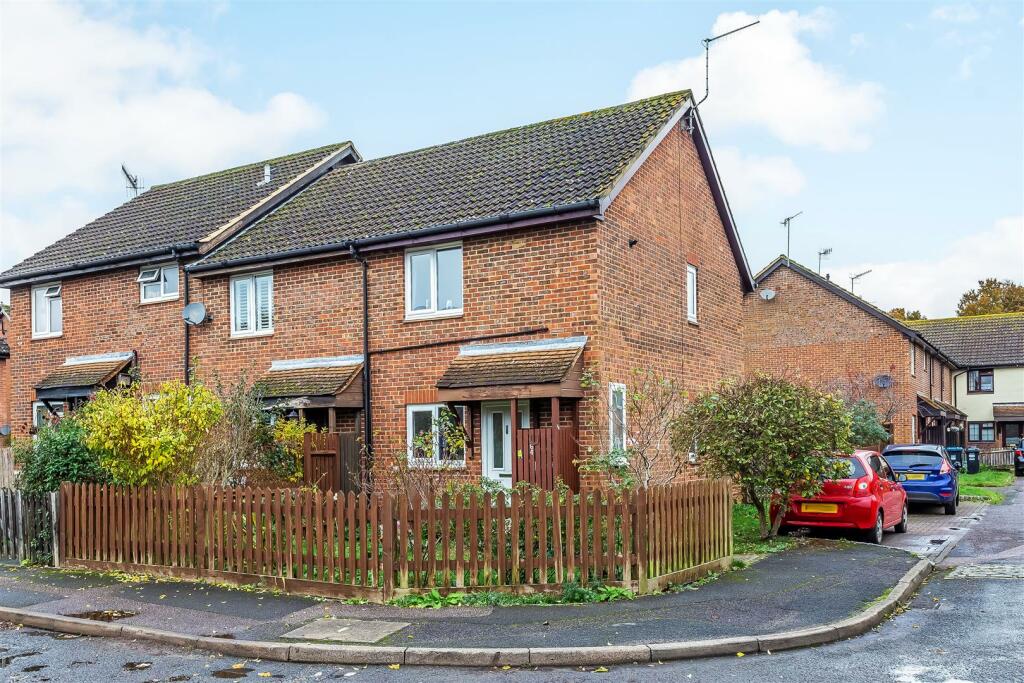 2 bedroom end of terrace house for sale in Barnfield Way, Hurst Green, RH8