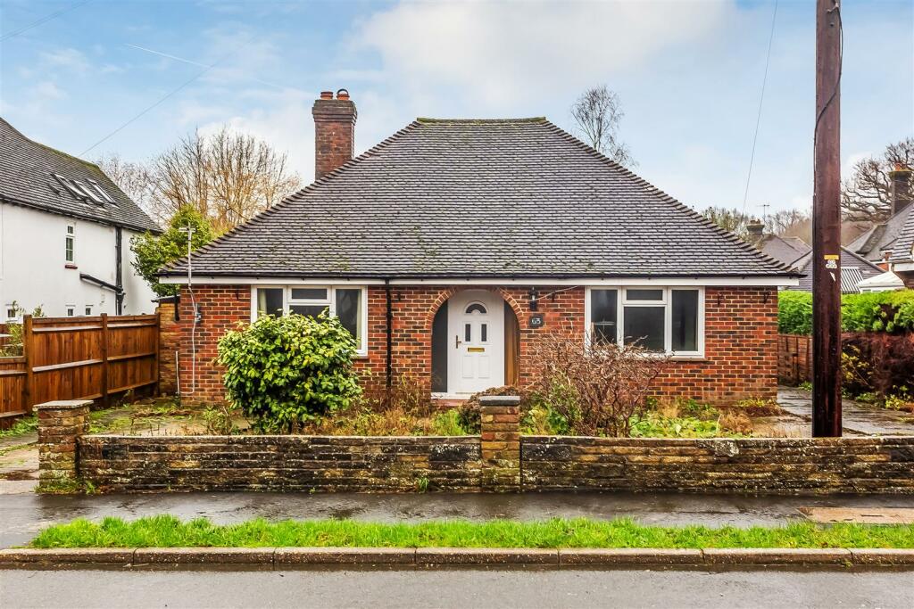 2 bedroom bungalow for sale in Stoneleigh Road, Limpsfield Chart, Oxted