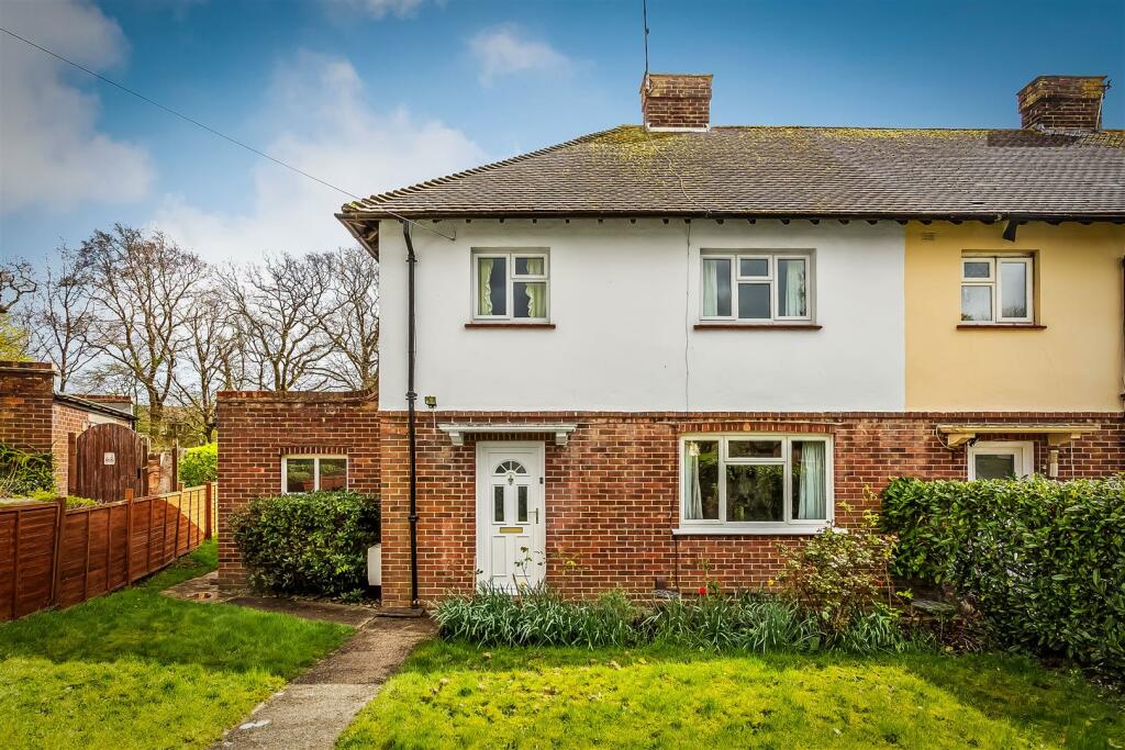 3 bedroom end of terrace house for sale in Wolfs Wood, Hurst Green, RH8