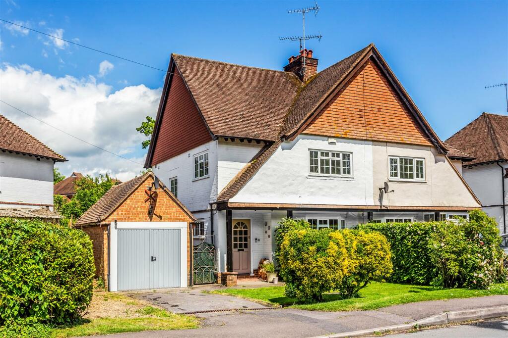 4 bedroom semidetached house for sale in Gordons Way, Oxted, RH8