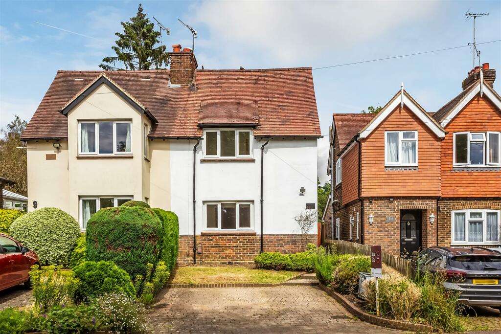 2 bedroom semidetached house for sale in Hurst Green Road, Oxted, RH8