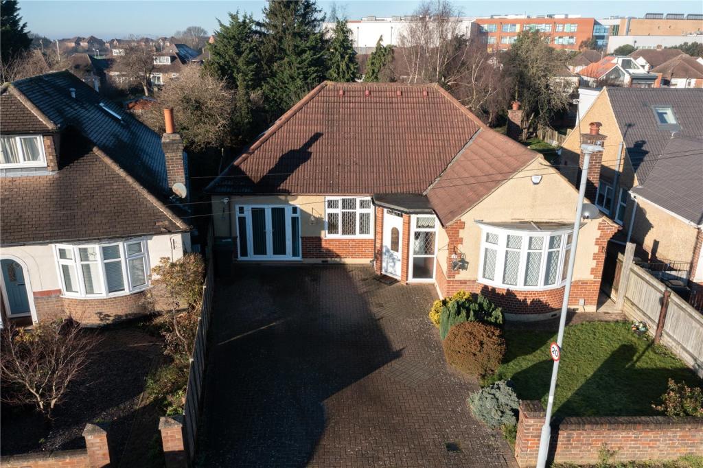 4 bedroom bungalow for sale in Ryecroft Way, Luton, Bedfordshire, LU2