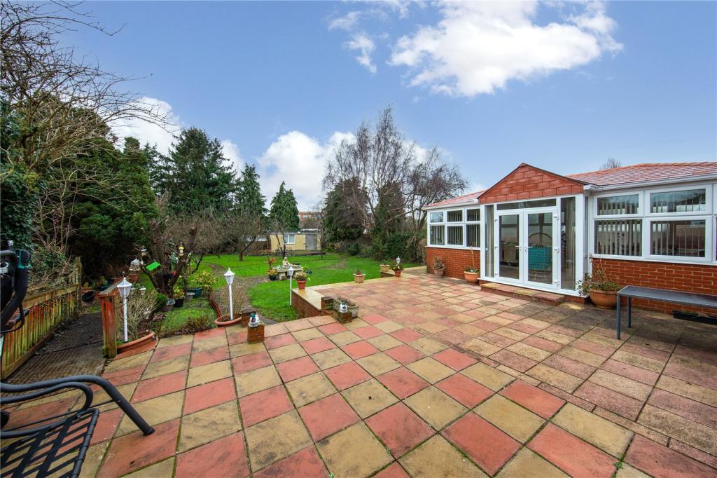 4 bedroom bungalow for sale in Ryecroft Way, Luton, Bedfordshire, LU2