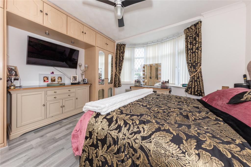 4 bedroom bungalow for sale in Ryecroft Way, Luton, Bedfordshire, LU2