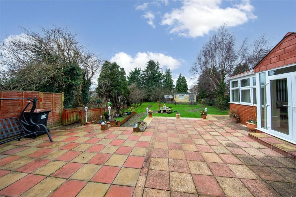 4 bedroom bungalow for sale in Ryecroft Way, Luton, Bedfordshire, LU2