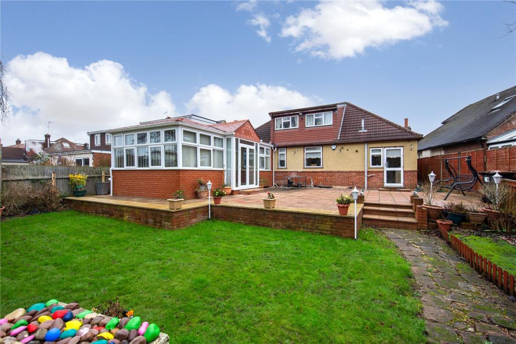 4 bedroom bungalow for sale in Ryecroft Way, Luton, Bedfordshire, LU2